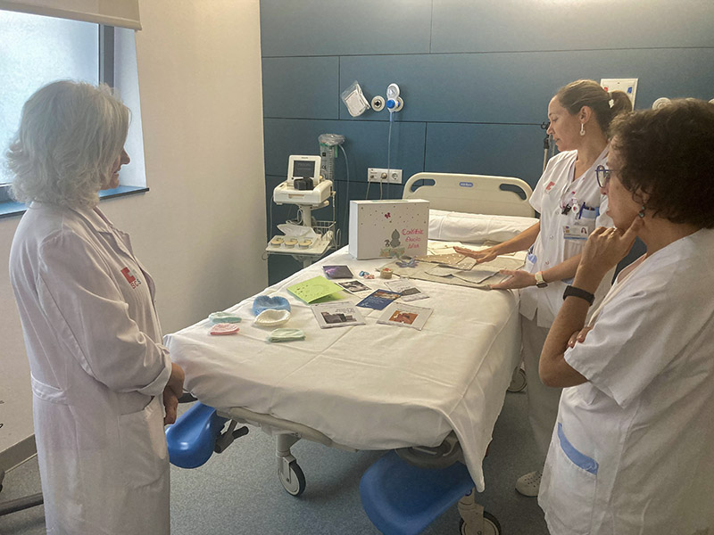La gerente de Valdecilla, María Dolores Acón, durante la presentación de la cuna fría que ha incorporado recientemente el hospital (Foto: Gobierno de Cantabria)